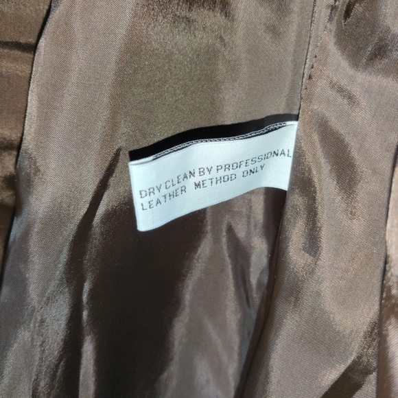 Vintage Brown Leather Jacket with Plush Cream Fur Collar - Picture 16 of 16